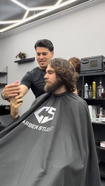 Cliente recién cortado en el sillón de CS Barber Studio